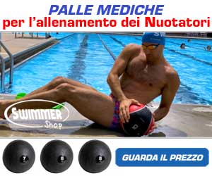 allena nuoto con palla medica